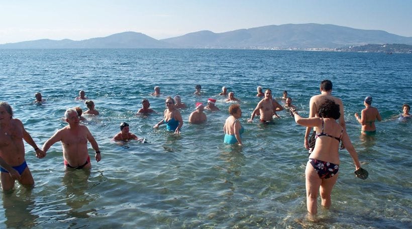 Βόλος: Εκοψαν βασιλόπιτα και βούτηξαν στα παγωμένα νερά (βίντεο)